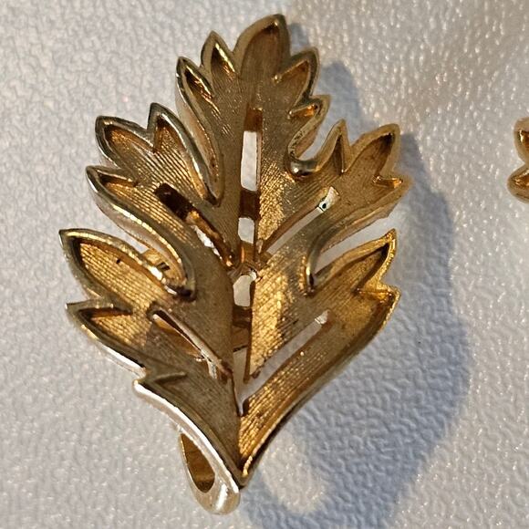 Crown Trifari Gold Tone Leaf Clip On Earrings - Picture 4 of 7